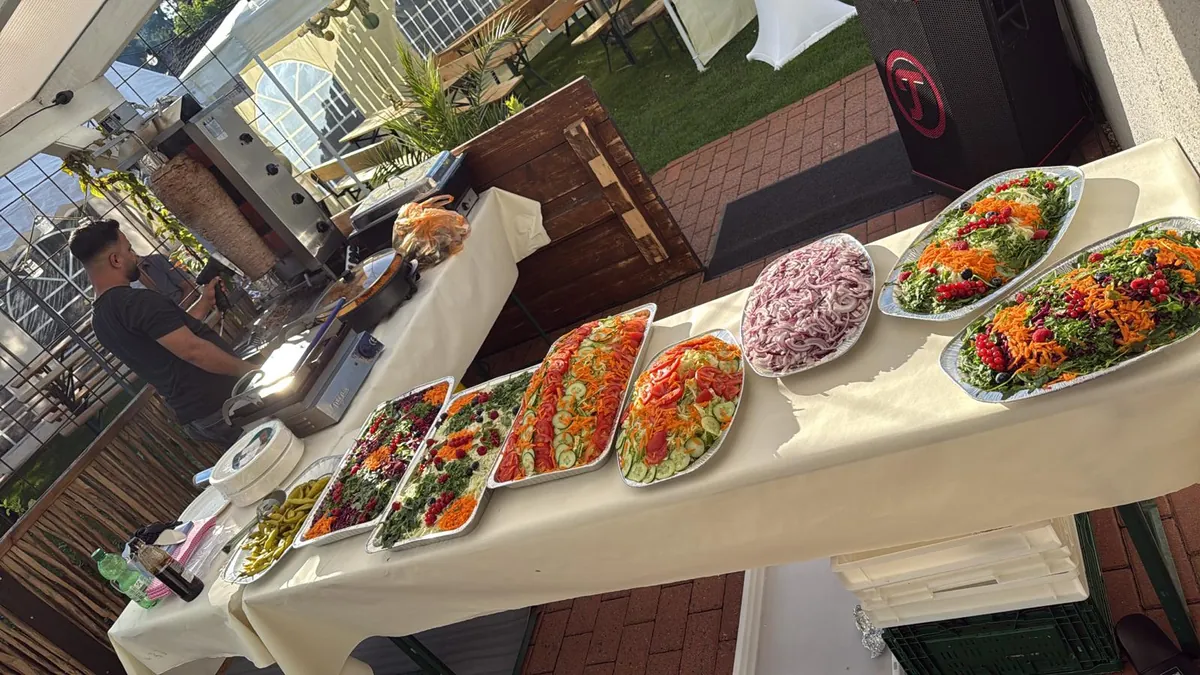 Mendos Partyservice im Freien: Salatbuffet und Drehspieß unter dem Pavillon