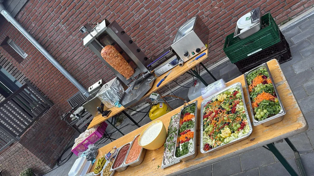 Mendos Partyservice: Drehspieß, Soßen und frische Salate auf dem Buffet