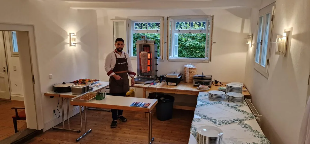 Mendos Partyservice: Drehspieß und Buffet bei einer privaten Feier